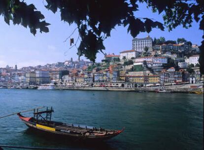 Río Duero a su paso por el barrio de Ribeira Oporto (Portugal)