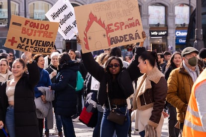 Participantes en la manifestación por la vivienda en la Puerta del Sol de Madrid, este domingo. 