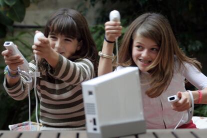 Niñas jugando con la consola Wii de Nintendo.