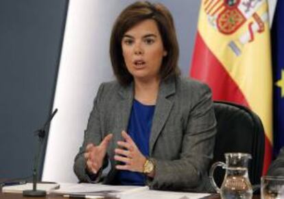 La vicepresidenta del Gobierno, Soraya Sáenz de Santamaría, ayer durante la rueda de prensa tras la reunión del Consejo de Ministros, que aprobó un Real Decreto Ley de medidas de protección de los deudores hipotecarios.