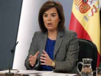La vicepresidenta del Gobierno, Soraya Sáenz de Santamaría, ayer durante la rueda de prensa tras la reunión del Consejo de Ministros, que aprobó un Real Decreto Ley de medidas de protección de los deudores hipotecarios.