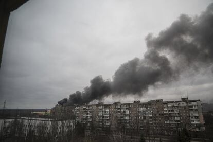 Columna de humo en la ciudad ucrania de Mariupol tras un ataque ruso. Oleksi Arestovich, consejero de la presidencia ucrania, ha explicado en televisión que Rusia no está cumpliendo con el alto el fuego en ciertas áreas, frustrando un plan conjunto para evacuar civiles de ciudades del frente de batalla como Mariupol.