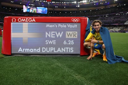 Duplantis posa delante de la marca del nuevo récord del mundo.