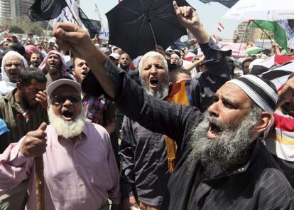 Egipcios se manifiestan en la Plaza Tahrir, en El Cairo, el pasado 27 de abril.