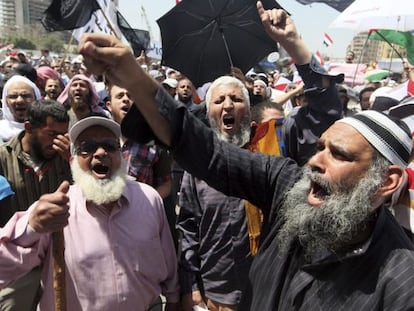 Egipcios se manifiestan en la Plaza Tahrir, en El Cairo, el pasado 27 de abril.