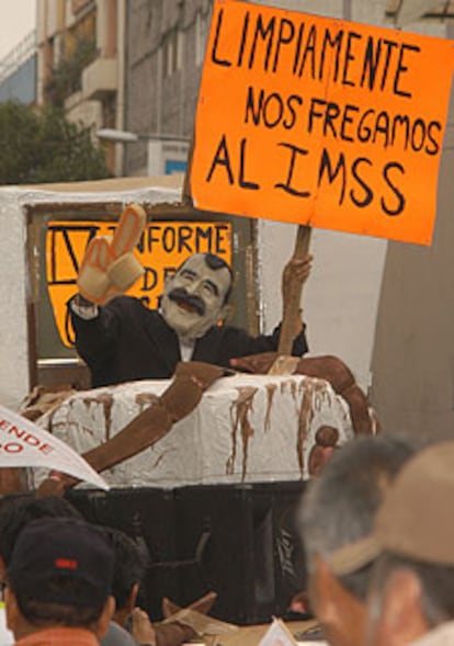 Un manifestante disfrazado de Fox protesta en Ciudad de México.