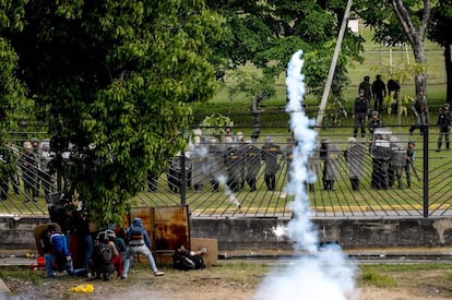 Los líderes opositores pidieron a sus partidarios resistir en las calles con una serie de manifestaciones en varias ciudades del país y varios puntos de la capital venezolana pese a los centenares de personas afectadas durante esas convocatorias. En la imagen, un grupo de opositores se enfrentan a la policía.