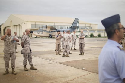 En la base sevillana, hay alrededor de 1.500 soldados estadounidense. Tras la reforma del convenio bilateral esta cifra puede elevarse hasta los 2.200 militares y 500 civiles. A ellos podrán sumarse otros 800 militares en tiempo de crisis. En la imagen, soldados americanos observan el ejercicio aéreo.