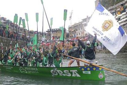 La tripulación de Honadarribia celebra en el Puerto de San Sebastián la victoria en la Bandera de La Concha.