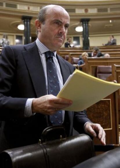 El ministro de Economía y Competitividad, Luis de Guindos, antes de intervenir hoy en el pleno del Congreso de los Diputados.