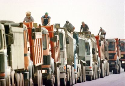 Más de un centenar de camiones cargados de lodos tóxicos procedentes del cauce del Guadiamar esperan para descargar en la antigua corta de la Mina de Aznalcóllar, el 2 de septiembre de 1998.