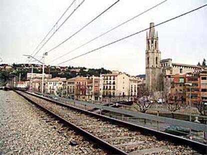 Viaducto que soporta la red ferroviaria a su paso por el centro de Girona.