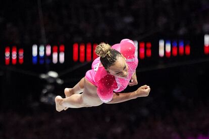 La gimnasta brasileña Rebeca Andrade este sábado durante la final de salto en el mundial de gimnasia.