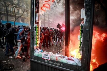 Más de medio millón de franceses han salido a las calles para rechazar la controvertida reforma del sistema de pensiones impulsada por el presidente Emmanuel Macron. En la imagen, los manifestantes protestan en París (Francia). 