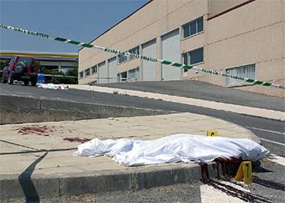 Los cuerpos de Mercedes Galdeano Gurrea (primer término) y de Carlos Galdeano Zudaire (al fondo) yacen en el suelo.