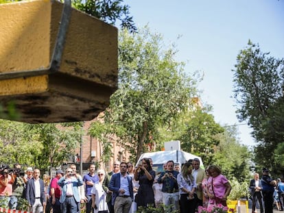 El alcalde de Madrid, José Luis Martínez Almeida y la vicealcaldesa, Begoña Villacís, visitan la reversión de los maceteros de la calle Galileo.