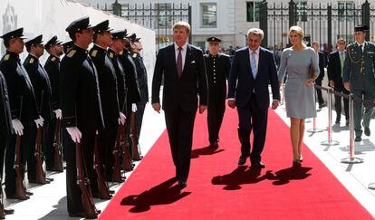 Por la tarde, Guillermo Alejandro y M&aacute;xima de Holanda han visitado el Congreso de Los Diputados. En la imagen, acompa&ntilde;ados de Jes&uacute;s Posada a su llegada la c&aacute;mara baja. 