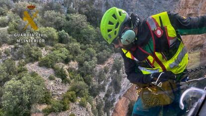 Agente de la Guardia Civil durante un rescate de un barranquista en Sierra de Guara (Huesca), en una imagen de archivo.