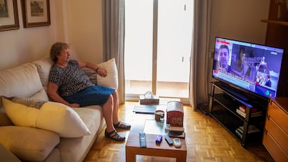 Pilar Orgaz mira la tele en el salón de su casa en Madrid, de donde no ha salido pese al final del estado de alarma.