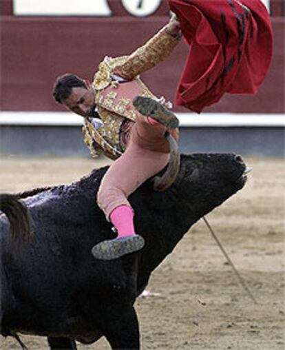 Cogida en el cuarto toro de Pepín Liria.