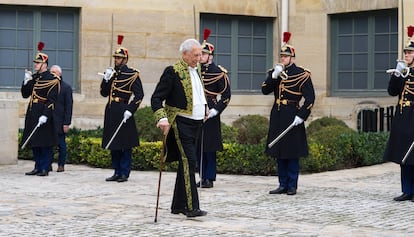 Mario Vargas Llosa, vestido con el atuendo tradicional de los académicos franceses, tras la ceremonia.