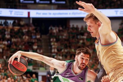 El escolta de Unicaja Darío Brizuela intenta superar al pívot checo del Barça, Jan Vesely, durante el cuarto encuentro de las semifinales del play off de la liga Endesa