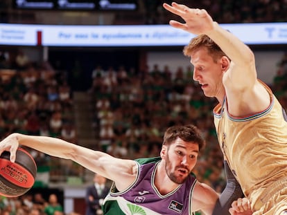 El escolta de Unicaja Darío Brizuela intenta superar al pívot checo del Barça, Jan Vesely, durante el cuarto encuentro de las semifinales del play off de la liga Endesa este martes en el pabellón Martín Carpena, en Málaga.