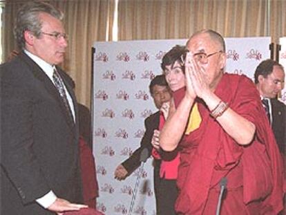 El Dalai Lama, junto al juez Baltasar Garzón, a su llegada al Club Siglo XXI, donde pronunció una conferencia.