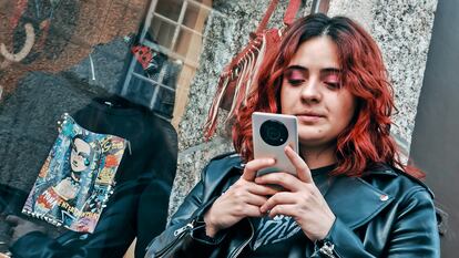 HONOR Magic4 Lite 5G es uno de los modelos más finos y ligeros y ligeros y, al mismo tiempo, es capaz de ofrecer unas prestaciones de alta gama, desde la pantalla, a la cámara o la batería.