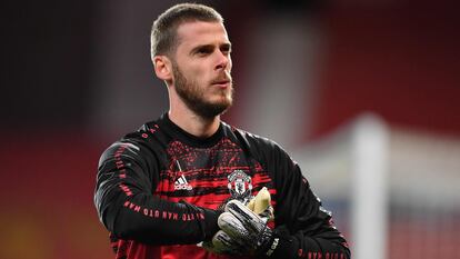Manchester United's Spanish goalkeeper David de Gea warms up ahead of the UEFA Champions league group H football match between Manchester United and RB Leipzig at Old Trafford stadium in Manchester, north west England, on October 28, 2020. (Photo by Anthony Devlin / AFP)