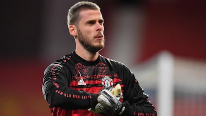 Manchester United's Spanish goalkeeper David de Gea warms up ahead of the UEFA Champions league group H football match between Manchester United and RB Leipzig at Old Trafford stadium in Manchester, north west England, on October 28, 2020. (Photo by Anthony Devlin / AFP)