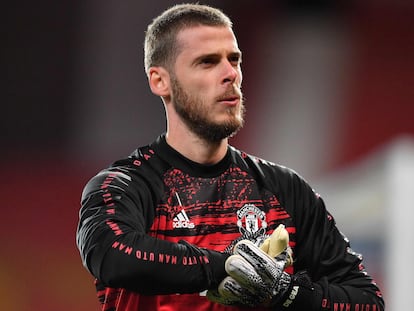 Manchester United's Spanish goalkeeper David de Gea warms up ahead of the UEFA Champions league group H football match between Manchester United and RB Leipzig at Old Trafford stadium in Manchester, north west England, on October 28, 2020. (Photo by Anthony Devlin / AFP)