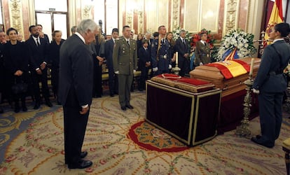 El ex presidente del Gobierno Felipe González rinde homenaje ante el féretro de su antecesor Adolfo Suárez en la capilla ardiente instalada en el salón de Pasos Perdidos del Congreso.