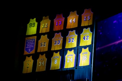 La camiseta de Gasol (esquina inferior derecha), inmortalizada en el panteón de las leyendas de los Lakers de Los Ángeles.