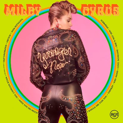 Miley Cyrus viste del diseñador en la portada de ‘Younger Now’.