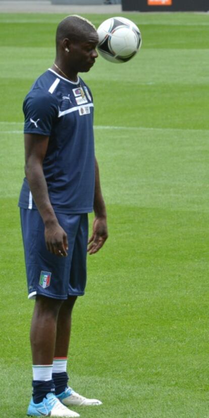 Balotelli, en un entrenamiento con Italia.