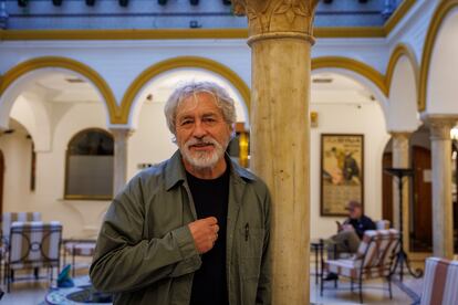 El escritor gallego Manuel Rivas, en el hotel Macarena de Sevilla.