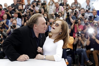 El actor Gerard Depardieu intenta besar a la actriz Isabelle Huppert durante la sesión de fotos para la presentación de la película 'Valley of Love' en el Festival de Cannes.