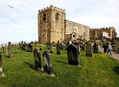 199 escalones llevan a la iglesia de Santa María de Whitby desde el puerto, los mismos que sube Drácula al principio de la novela.