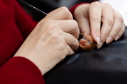 Sasha Stoyan Lopez, encargada de los rostros de las muñecas, pinta una cabeza de Barbie.