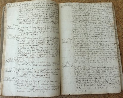Páginas manuscritas del cuaderno de bitácora del almirante Michiel de Ruyter.