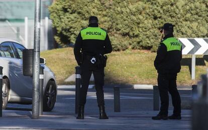 Agentes de la Policía Municipal ayer en Majadahonda.