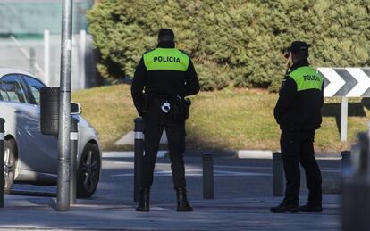 Agentes de la Polic&iacute;a Municipal ayer en Majadahonda.