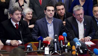 Alexis Tsipras, entre Jean-Luc Melenchon, del Frente de Izquierda y Pierre Laurent, del Partido Comunista francés, el 21 de mayo en París.