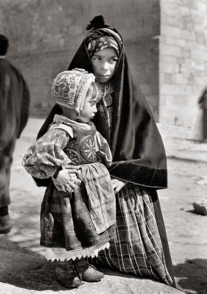 ‘Young Girl with Antonio (Chica con Antonio)’. 