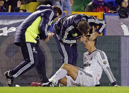 Cristiano es atendido en la banda.