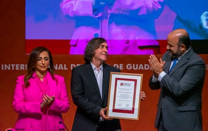 Mircea Cărtărescu recibe el Premio FIL en lenguas romances de manos del rector de la Universidad de Guadalajara Ricardo Villanueva y la Jequesa Bodour Al Qasimi.