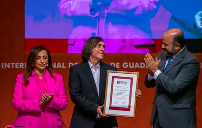 Mircea Cărtărescu recibe el Premio FIL en lenguas romances de manos del rector de la Universidad de Guadalajara Ricardo Villanueva y la Jequesa Bodour Al Qasimi.