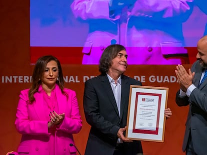 Mircea Cărtărescu recibe el Premio FIL en lenguas romances de manos del rector de la Universidad de Guadalajara Ricardo Villanueva y la Jequesa Bodour Al Qasimi.