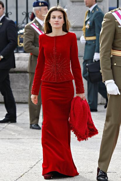 Mucho más llamativo fue su estilismo en 2010, con un conjunto en rojo de chaqueta entallada y falda larga, diseñado por Lorenzo Caprile. La pieza superior estaba hecha de terciopelo y bordados de cristal. Los pendientes eran los de Chanel con forma de estrella.